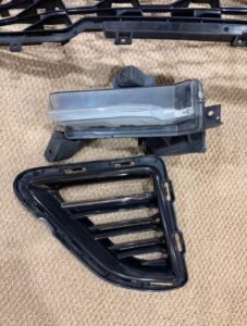 6th en Camaro ss Oem Front grilles & fog lights - Image 3