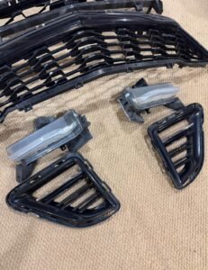 6th en Camaro ss Oem Front grilles & fog lights - Image 5