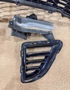 6th en Camaro ss Oem Front grilles & fog lights - Image 2