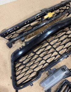 6th en Camaro ss Oem Front grilles & fog lights - Image 6
