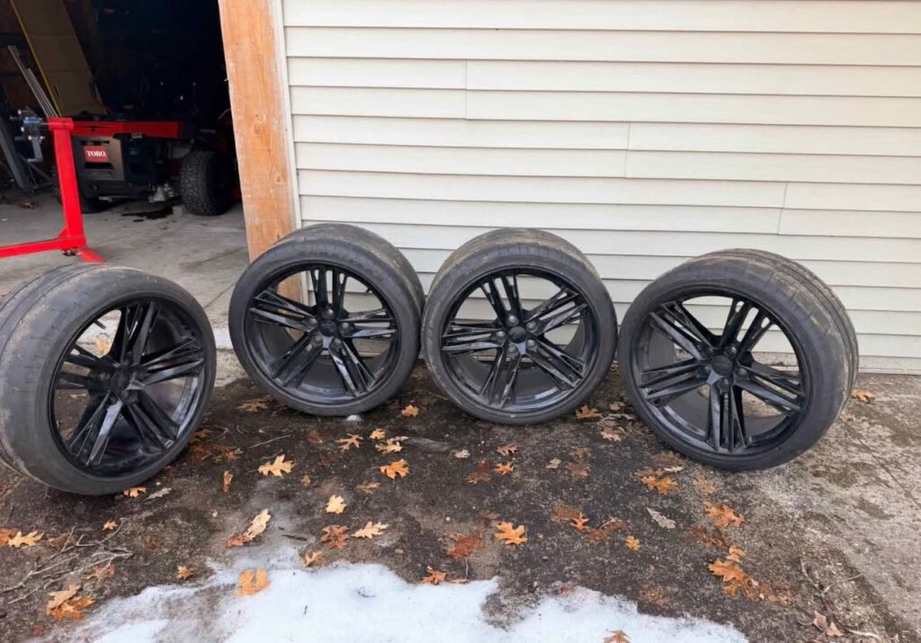 Black-20-Inch-Staggered-Wheel-Set